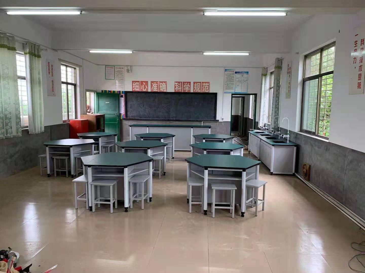 小學(xué)科學(xué)實驗室